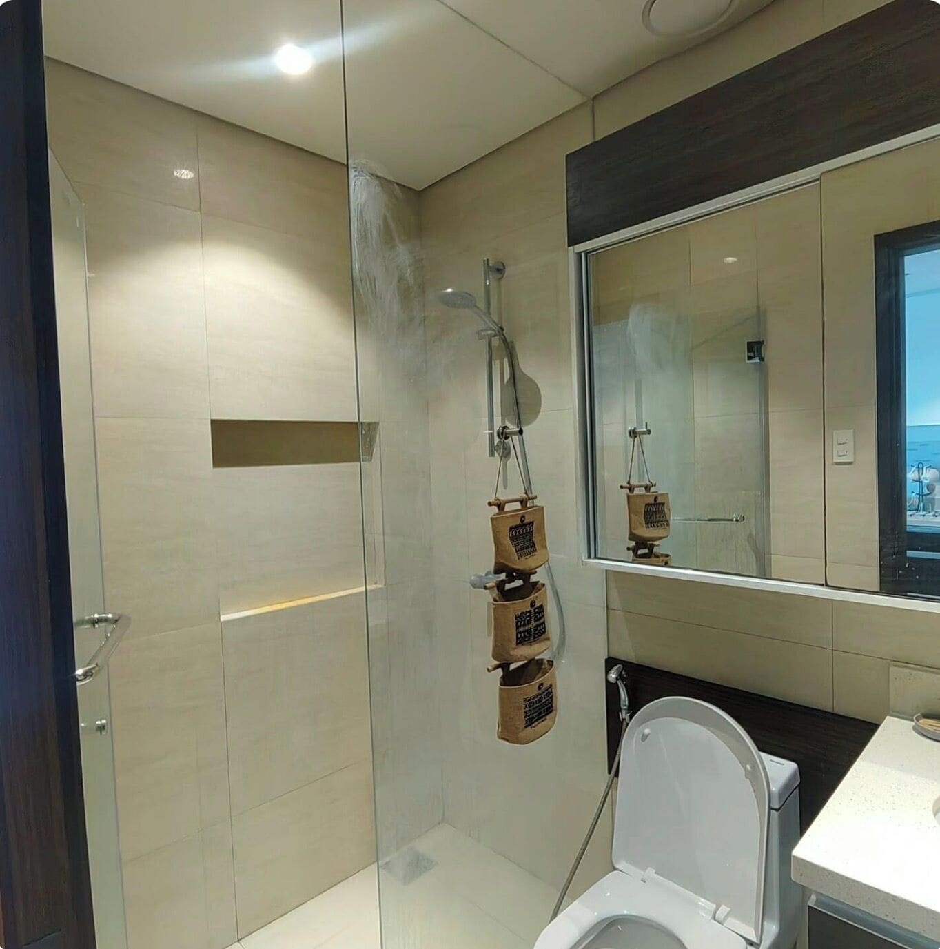 Deluxe studio, balkon, uitzicht op strand | Badkamer | Handdoeken, zeep, shampoo, toiletpapier