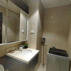 デラックス スタジオ バルコニー ビーチビュー | バスルーム | タオル、石鹸、シャンプー、トイレットペーパー
