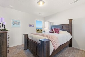 4 bedrooms, iron/ironing board, WiFi, bed sheets - 4BR Sandia View Retreat with Fire Pit + Putting Green (Albuquerque)