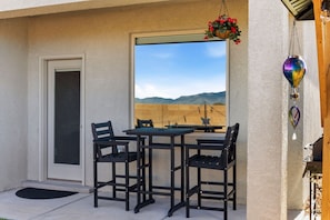 Outdoor dining - 4BR Sandia View Retreat with Fire Pit + Putting Green (Albuquerque)