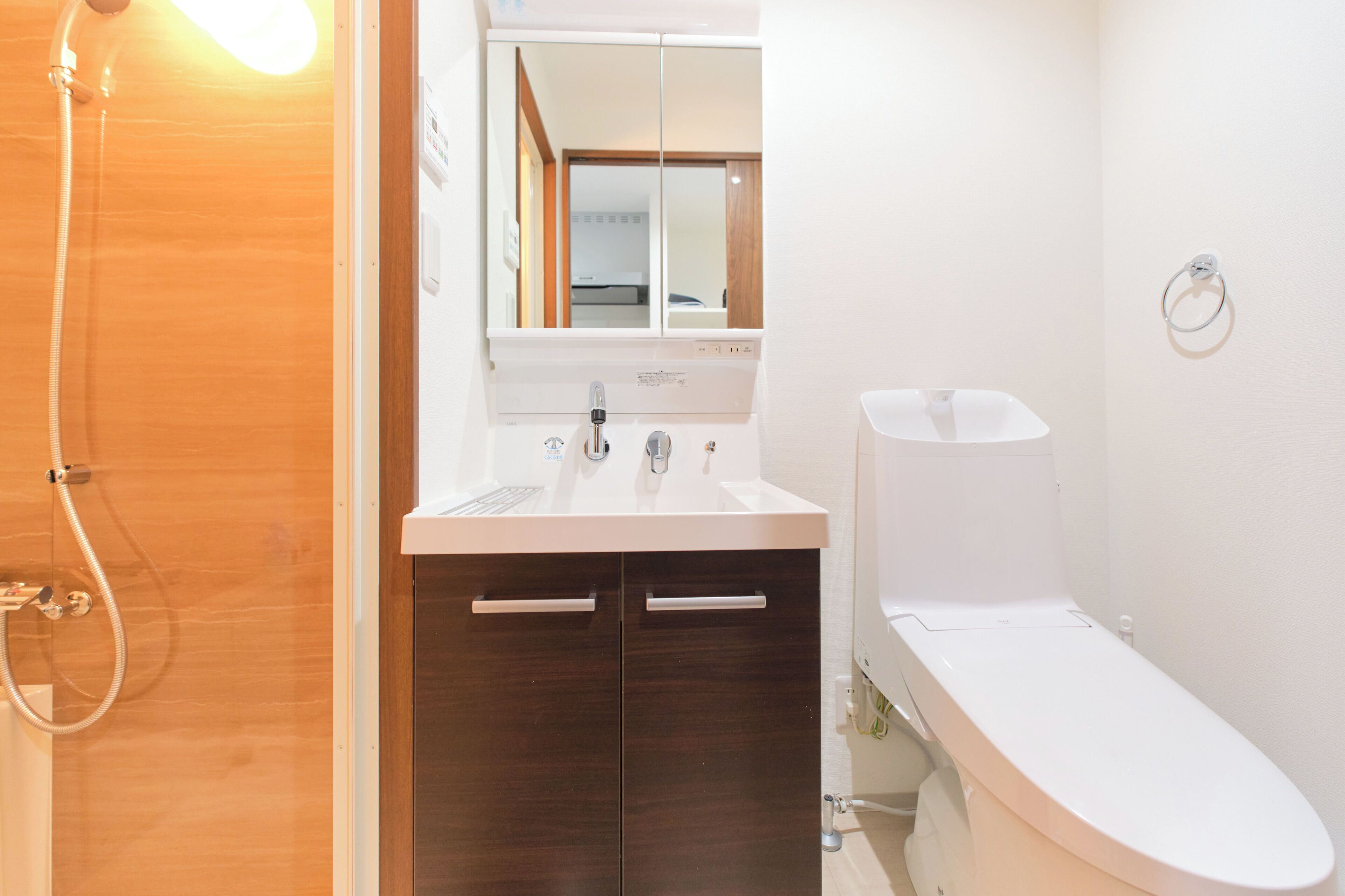 Combined shower/bathtub, free toiletries, hair dryer, slippers