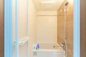 Bañera con ducha, artículos de tocador gratuitos, secador de pelo