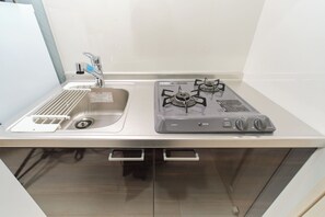 Geladeira, micro-ondas, cooktop, talheres/pratos/utensílios de cozinha