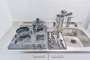 Refrigerador, microondas, placa de cocina, utensilios de cocina