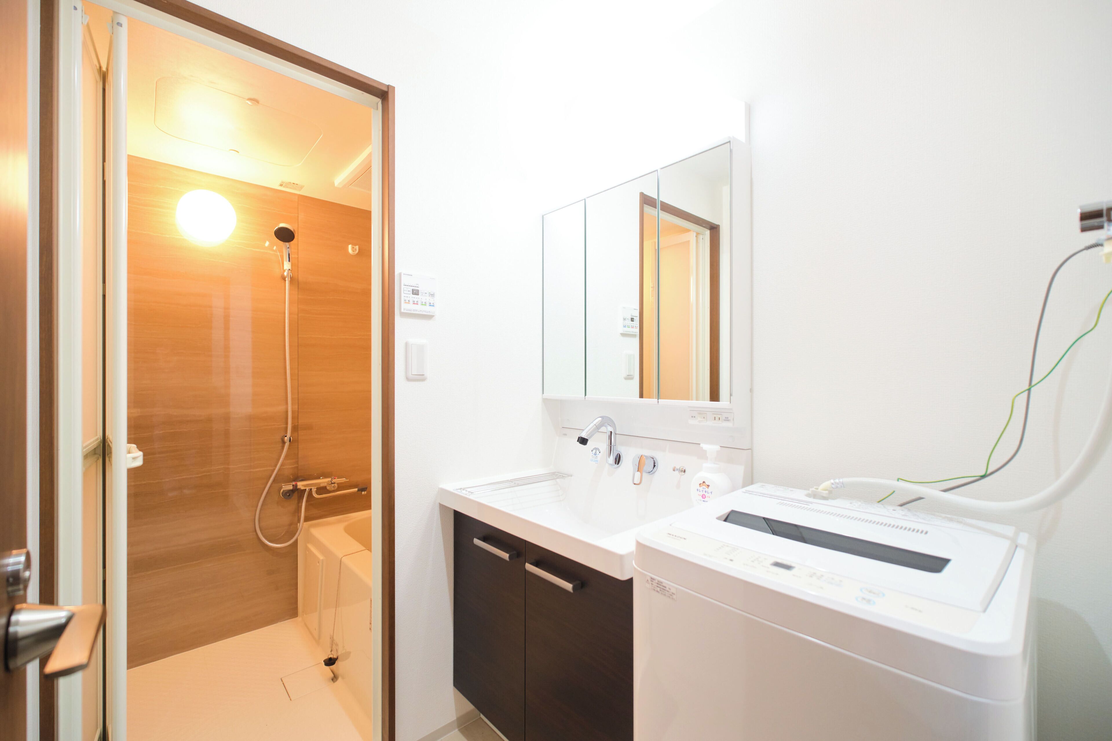Duschwanne, kostenlose Toilettenartikel, Haartrockner, Hausschuhe