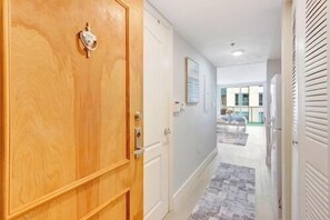 Interior - Classic Studio with Balcony and Free Parking (Miami)