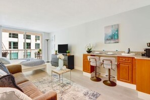 Smart TV - Classic Studio with Balcony and Free Parking (Miami)