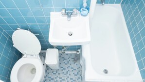 Une salle de bain avec des toilettes, un lavabo et une baignoire.
