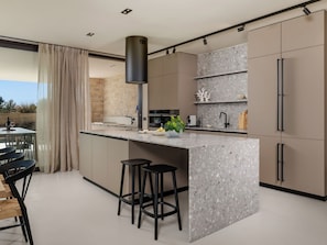 Kühlschrank, Mikrowelle, Ofen, Geschirrspüler