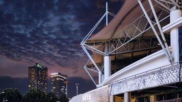 Un edificio moderno con un diseño arquitectónico único, que presenta una fachada blanca destacada y una estructura de techo compleja.