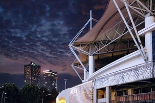 Un edificio moderno con un diseño arquitectónico único, que presenta una fachada blanca destacada y una estructura de techo compleja.