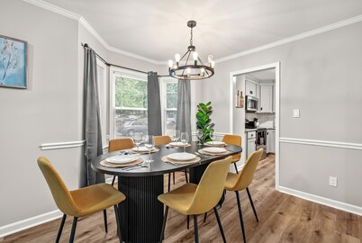 3BR with Personal TVs in Raleigh! 2 King Beds!