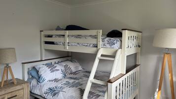 3 bedrooms, iron/ironing board, free WiFi, bed sheets