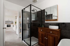 Hair dryer, towels, shampoo - Renovated Character Home with Modern Comforts (Invermay)