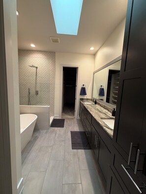 Douche, serviettes fournies, papier toilette