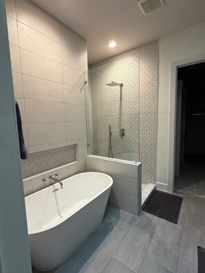Shower, towels, toilet paper - 3Bed Sports Fan Oasis. 5 mins Astros, 10 mins NRG. (Houston)