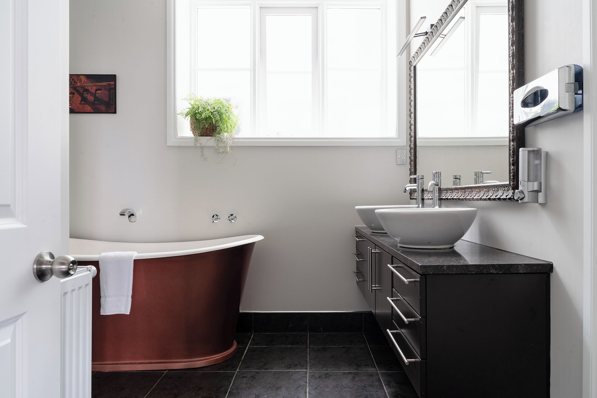 Appartement | Salle de bain | Baignoire et douche séparées, séchoir à cheveux, serviettes fournies
