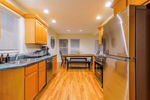 Private kitchen - Saratoga Springs Entire 3BR Home, Walk to Downtown (Saratoga Springs)