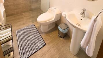 Toallas, jabón, papel de baño