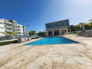 Pool - Spacious 3-bedroom apartment in pleasant Santo Domingo with AC (Santo Domingo)