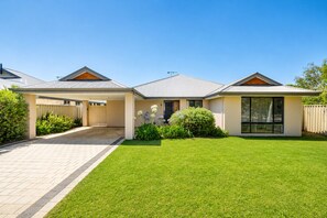 Front of property - Sandpiper House (Broadwater)
