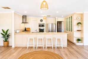 House, 4 Bedrooms, Non Smoking, Garden View | Private kitchen | Full-sized fridge, microwave, oven, stovetop - Sandpiper House (Broadwater)