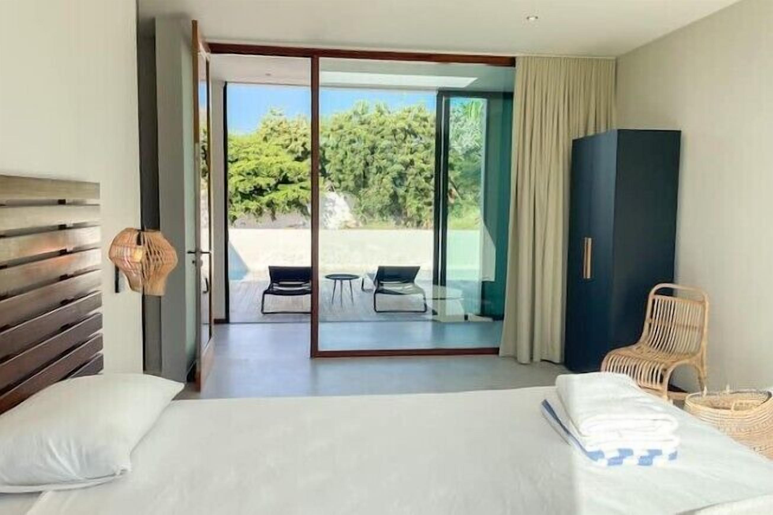 Tabla de planchar con plancha, wifi, ropa de cama