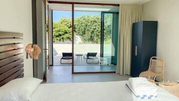 Tabla de planchar con plancha, wifi, ropa de cama