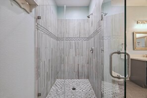 Hair dryer, towels - 1876 Historic Home • 2 Kitchens • Sleeps 10 • Cruise-Ready • (Galveston)