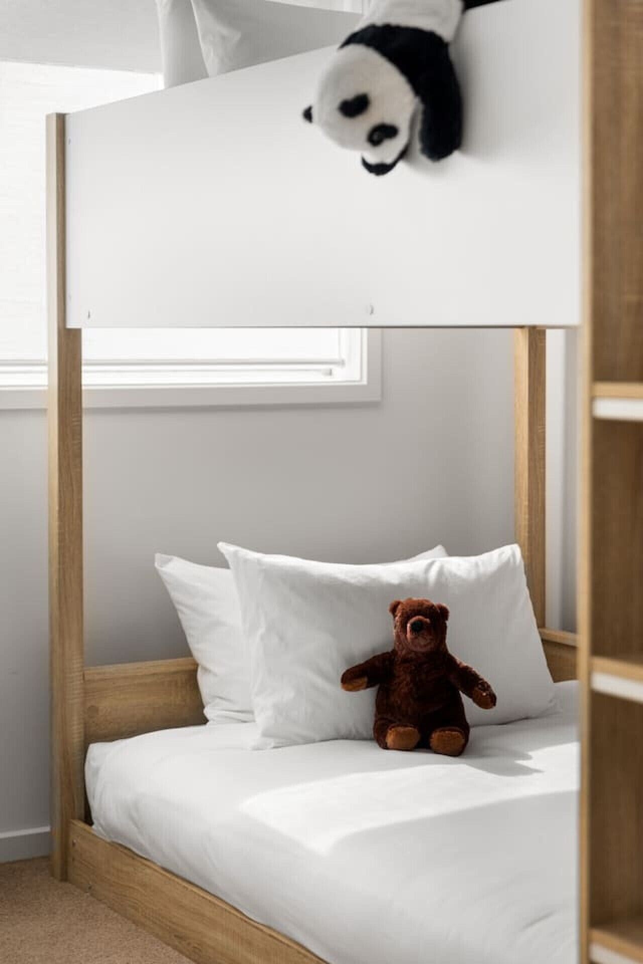 4 bedrooms, iron/ironing board, bed sheets