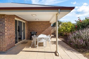 Outdoor dining - Halcyon Haven—Coastal Bliss w/ Cinema & Playground (Aldinga Beach)