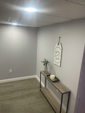 Interior - Cozy 1-bedroom 1 bath with pull out couch that sleeps 4 people comfortably. (Hendersonville)