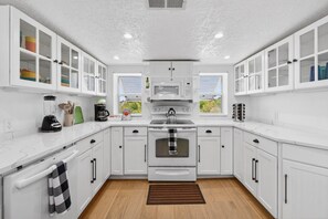Fridge, microwave, oven, stovetop - Waterfront Home_Sleeps16_7BR_Views_KingBeds (Palmetto)