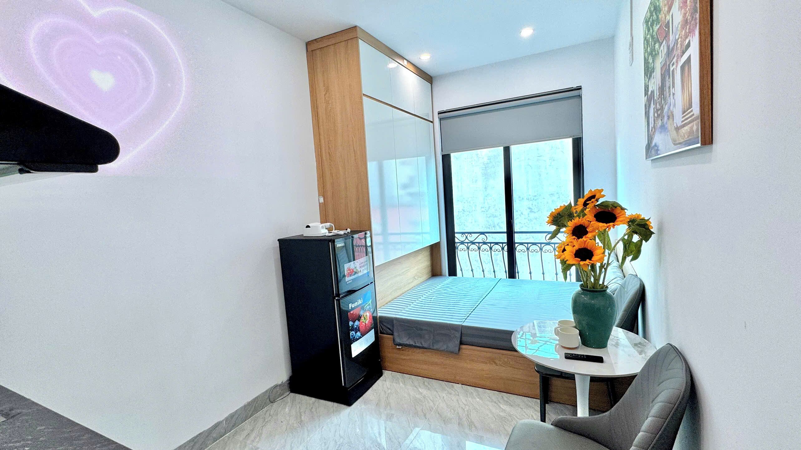 Studio, Balcony