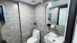 Deluxe Double Room, Balcony | Bathroom - Aira Kim Ma Apartment (Ba Dinh)
