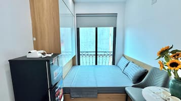 Studio, Balcony