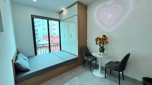 Habitación Deluxe doble, balcón | Escritorio, wifi gratis, ropa de cama