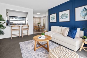 TV connectée, livres, espaces bureaux