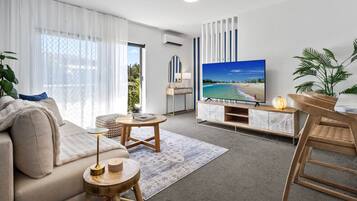 Smart-TV, Bücher, Arbeitsbereiche