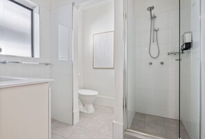 Regadera, amenidades de baño ecológicas, secadora de cabello, toallas 