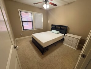 Room - Quiet West Plaza Retreat – Spacious 1BR in Prime KC Location (Kansas City)