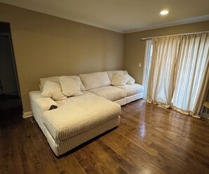 Living area - Quiet West Plaza Retreat – Spacious 1BR in Prime KC Location (Kansas City)