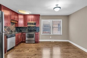Private kitchen - Quiet West Plaza Retreat – Spacious 1BR in Prime KC Location (Kansas City)