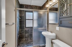 Bathroom - Quiet West Plaza Retreat – Spacious 1BR in Prime KC Location (Kansas City)