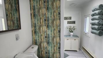 Een douche, een haardroger, handdoeken, zeep