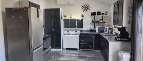 Refrigerador, microondas, horno y parrilla de estufa