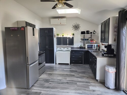 Steps from Private Beach,in wine country with BBQ, fire pit and full kitchen