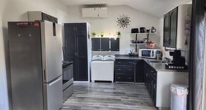 Steps from Private Beach,in wine country with BBQ, fire pit and full kitchen