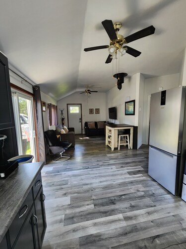 Steps from Private Beach,in wine country with BBQ, fire pit and full kitchen