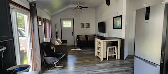 Steps from Private Beach,in wine country with BBQ, fire pit and full kitchen